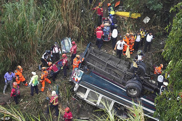 Vụ xe buýt lao khỏi cầu, rơi xuống khe núi khiến ít nhất 51 người thiệt mạng: Những hình ảnh hiện trường ám ảnh- Ảnh 4.