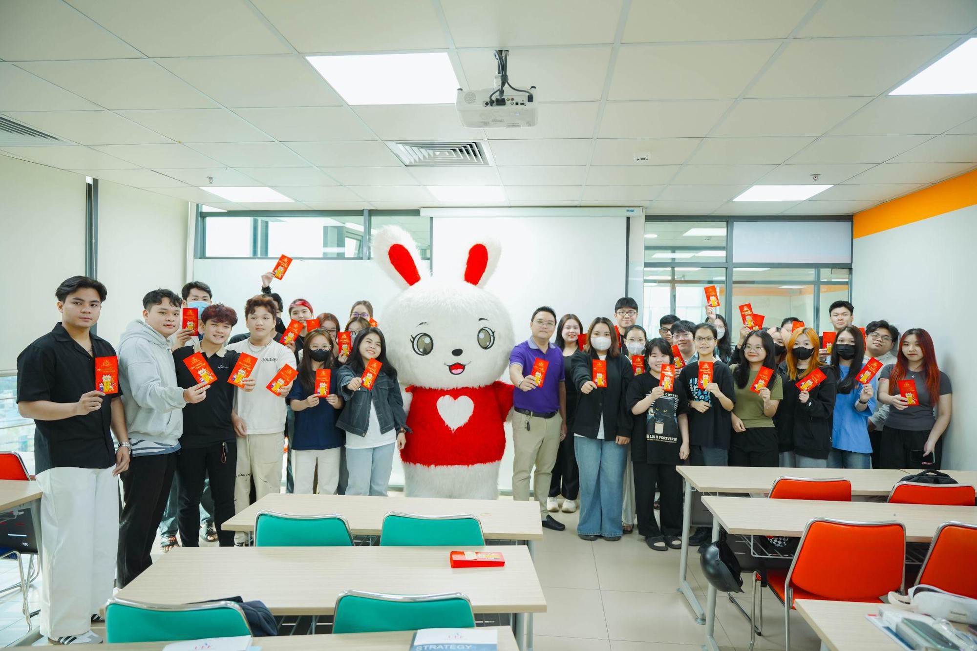 Trường đại học UEF chào đón sinh viên sau Tết bằng nhiều lộc may mắn đặc biệt- Ảnh 4.