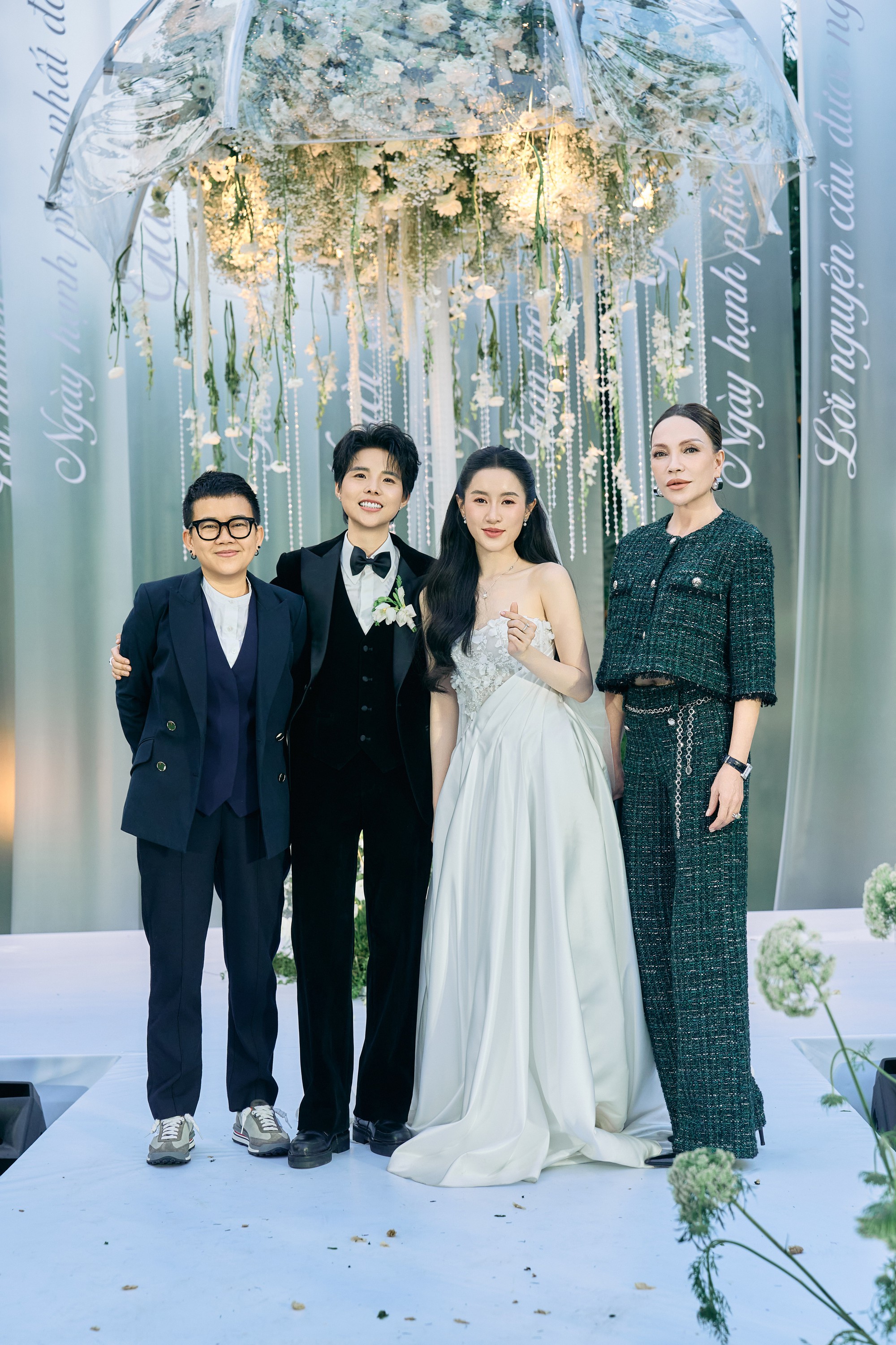 Dàn sao Việt đổ bộ lễ thành đôi Vũ Cát Tường: SOOBIN lộ diện cực bảnh, Thiều Bảo Trâm sexy - vợ chồng Đông Nhi chiếm spotlight- Ảnh 9.