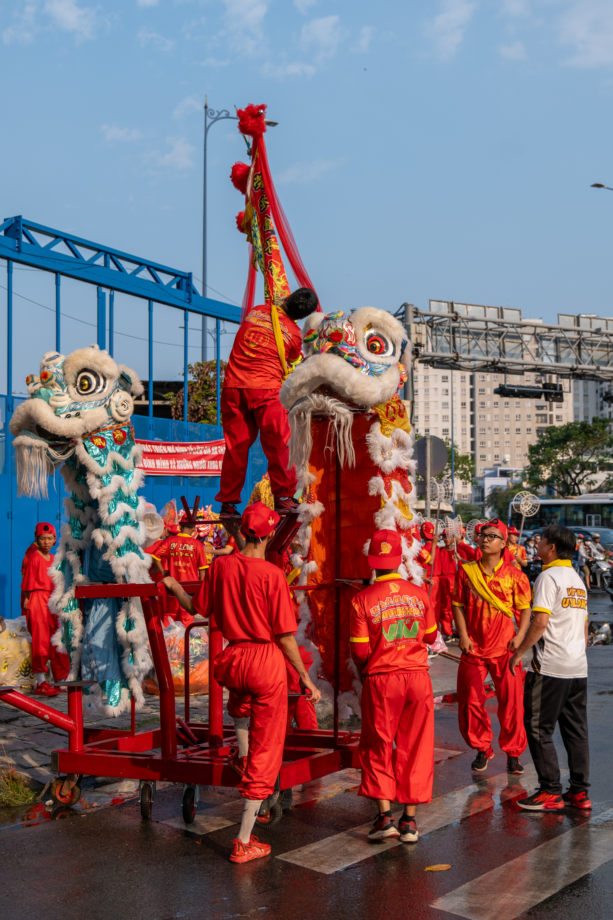 Hàng nghìn người TP.HCM háo hức, đứng chật kín 2 bên đường để chiêm ngưỡng màn trình diễn đón Tết Nguyên Tiêu - Ảnh 2.