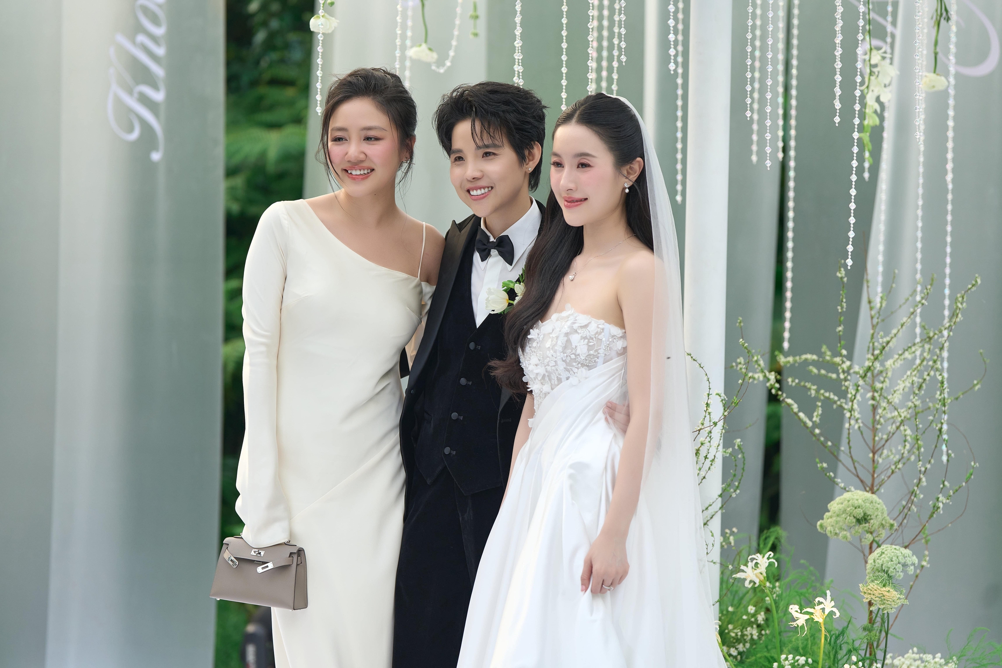 Dàn sao Việt đổ bộ lễ thành đôi Vũ Cát Tường: SOOBIN lộ diện cực bảnh, Thiều Bảo Trâm sexy - vợ chồng Đông Nhi chiếm spotlight- Ảnh 10.