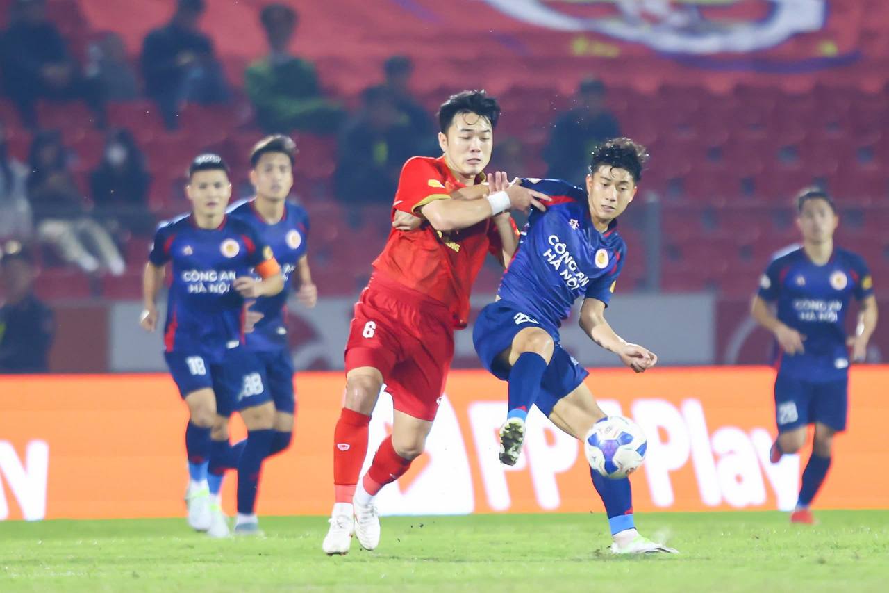 Cựu HLV Thái Lan thẳng thừng chê sân bóng V.League, chỉ ra sự thật đáng buồn về trận đấu đầy ắp tuyển thủ- Ảnh 2.