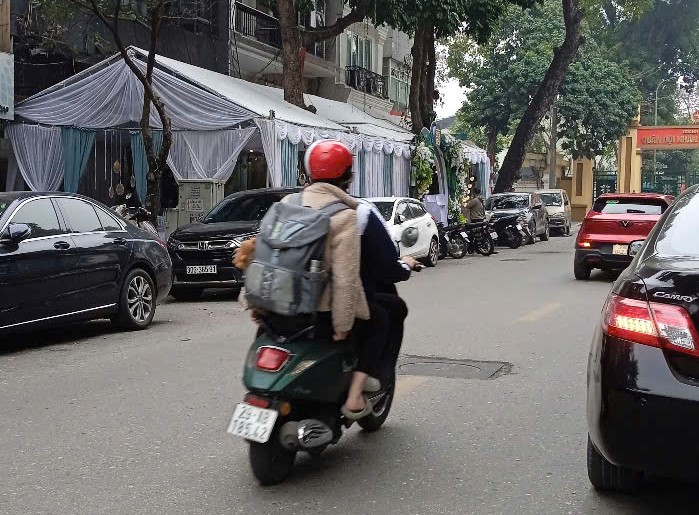 Vụ người đàn ông đấm túi bụi tài xế ngồi trong ô tô trên phố Hà Nội: Công an thông tin ban đầu- Ảnh 2.