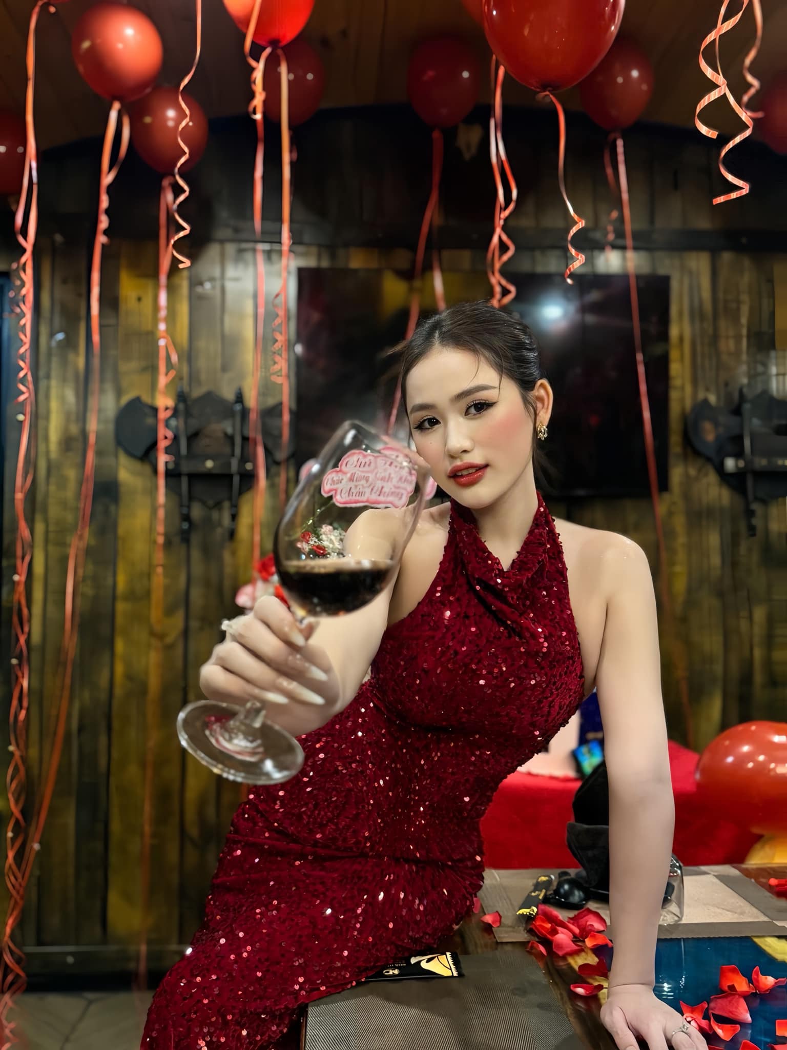 Mẹ đẹp như hot girl của "chánh cung nhí" đang hot lộ diện: Tiết lộ lý do con gái đòi đội mũ cách cách cả ngày không bỏ- Ảnh 12.