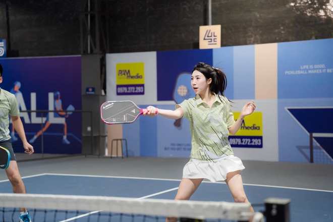 Cô em gái hot nhất làng bóng Việt hé lộ bộ vợt dành riêng cho các cặp đôi hẹn hò trên sân pickleball dịp Valentine- Ảnh 4.