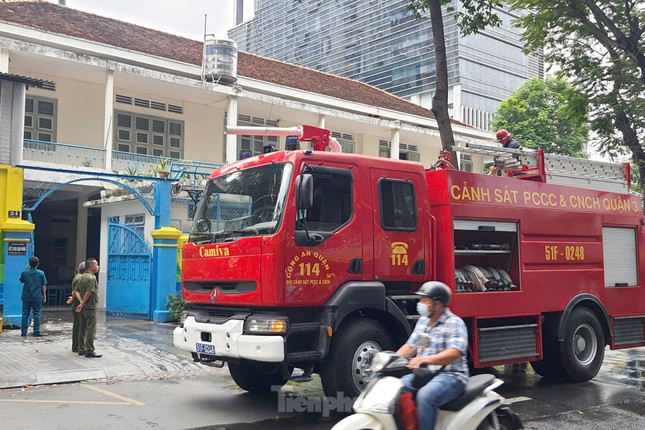 Cháy trong lớp mẫu giáo ở trung tâm TPHCM, nhiều người được sơ tán- Ảnh 1.