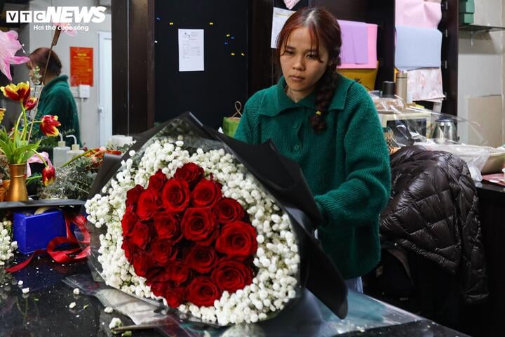 15 triệu đồng một bó hoa hồng ngày Valentine, khách nhà giàu vẫn xuống tiền mua- Ảnh 11.