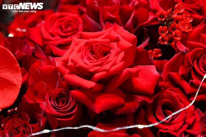 15 triệu đồng một bó hoa hồng ngày Valentine, khách nhà giàu vẫn xuống tiền mua- Ảnh 4.