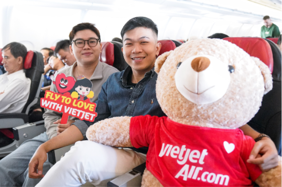 Phi hành đoàn gấu mang Valentine ngọt ngào đến với hành khách bay cùng Vietjet- Ảnh 7.