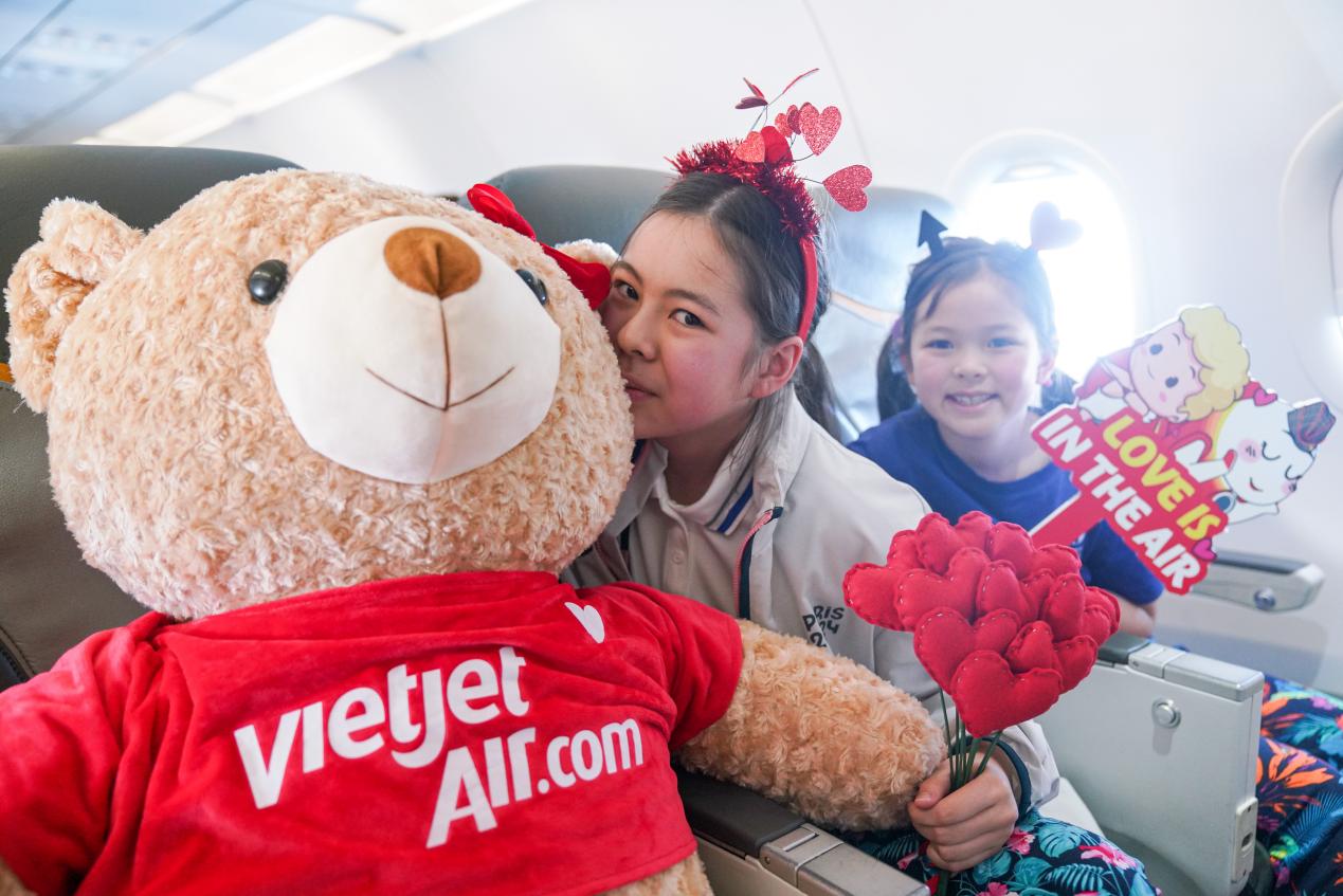 Phi hành đoàn gấu mang Valentine ngọt ngào đến với hành khách bay cùng Vietjet- Ảnh 12.