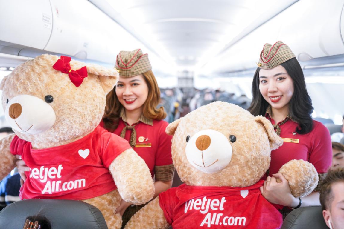 Phi hành đoàn gấu mang Valentine ngọt ngào đến với hành khách bay cùng Vietjet- Ảnh 14.