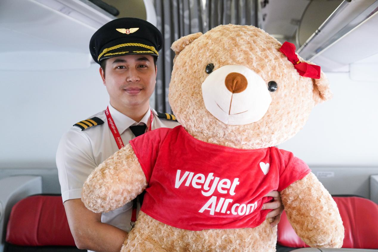 Phi hành đoàn gấu mang Valentine ngọt ngào đến với hành khách bay cùng Vietjet- Ảnh 3.