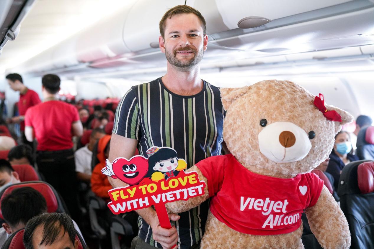 Phi hành đoàn gấu mang Valentine ngọt ngào đến với hành khách bay cùng Vietjet- Ảnh 6.