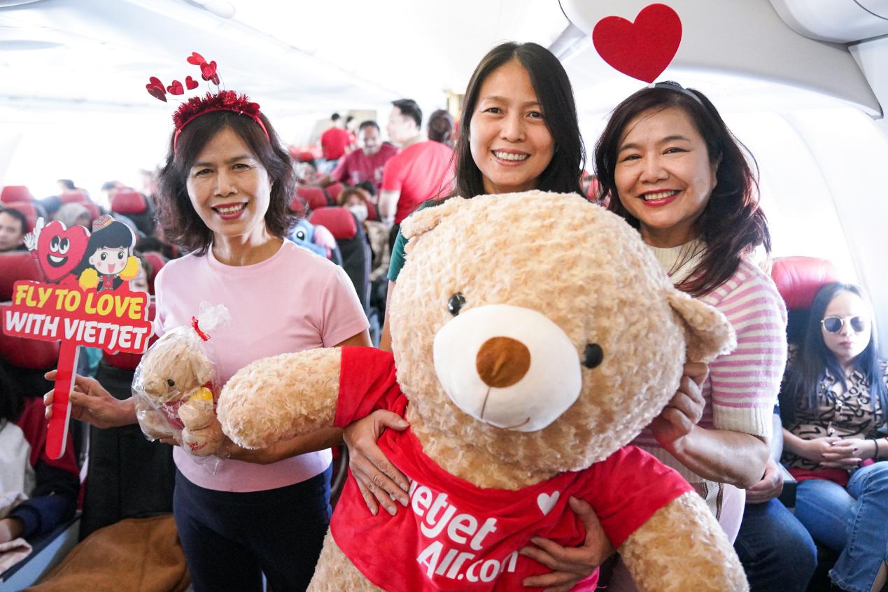 Phi hành đoàn gấu mang Valentine ngọt ngào đến với hành khách bay cùng Vietjet- Ảnh 8.