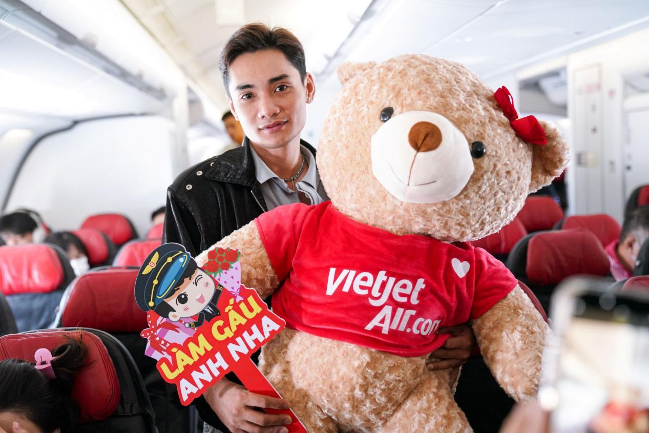 Phi hành đoàn gấu mang Valentine ngọt ngào đến với hành khách bay cùng Vietjet- Ảnh 9.