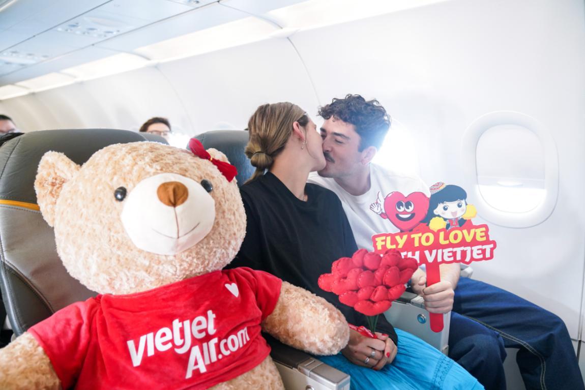 Phi hành đoàn gấu mang Valentine ngọt ngào đến với hành khách bay cùng Vietjet- Ảnh 10.