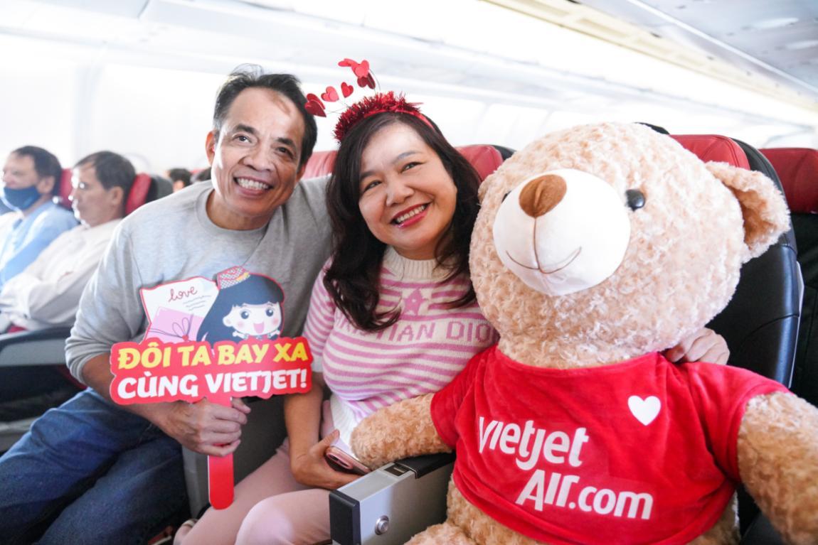 Phi hành đoàn gấu mang Valentine ngọt ngào đến với hành khách bay cùng Vietjet- Ảnh 11.