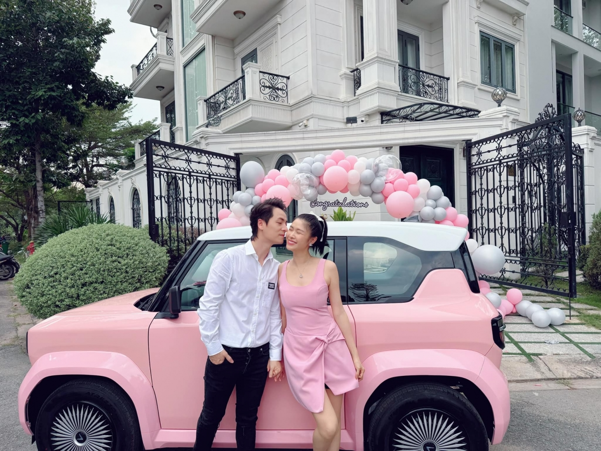 Valentine của các cặp đôi Vbiz: Midu và chồng thiếu gia có hành động như ngôn tình, Lệ Quyên được tình trẻ tạo bất ngờ- Ảnh 4.