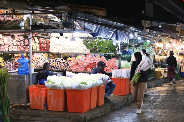 Cảnh vắng lặng chưa từng có trong suốt nhiều năm qua tại chợ hoa lớn nhất Hà Nội dịp Valentine- Ảnh 11.