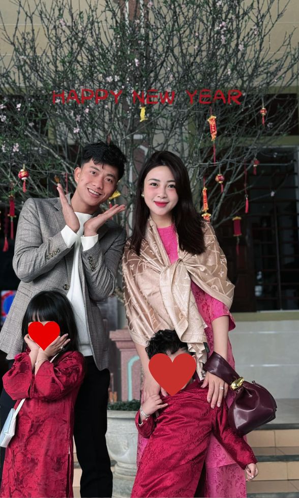 Chồng cầu thủ kiếm tiền tỷ mua túi dưới 1 triệu tặng vợ nhân Valentine, nàng WAG xinh đẹp phản ứng bất ngờ khi nhận- Ảnh 2.