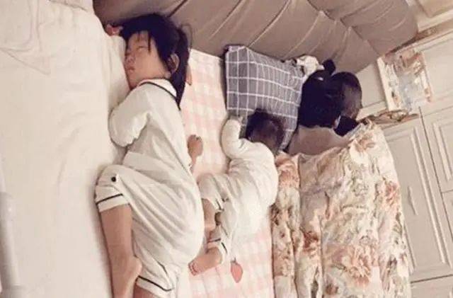 Bức ảnh gia đình 4 người khi ngủ gây sốt: Bố mẹ là chân ái, còn hai con là sản phẩm đính kèm- Ảnh 1.