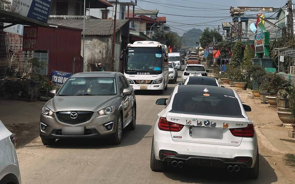 Dòng người khắp nơi đổ về Mộc Châu "săn" hoa mận: Ô tô xếp hàng dài, 30 phút mới "nhích" được 1km- Ảnh 1.