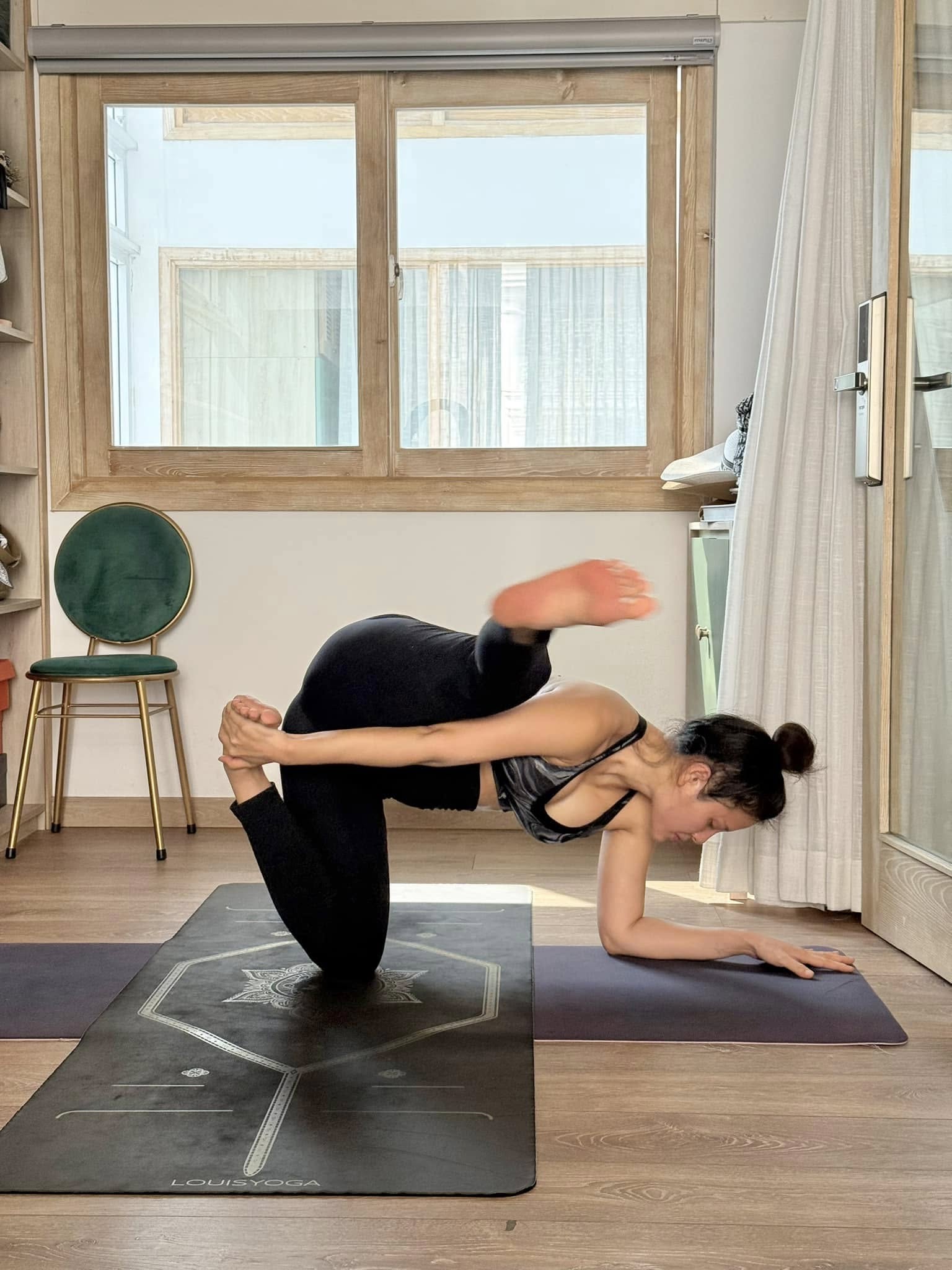 "Biến hình" mẹ bỉm 3 con vừa ra tháng ở cữ: Yoga chăm chỉ có khác, đẹp như chưa từng qua cuộc sinh nở nào- Ảnh 5.