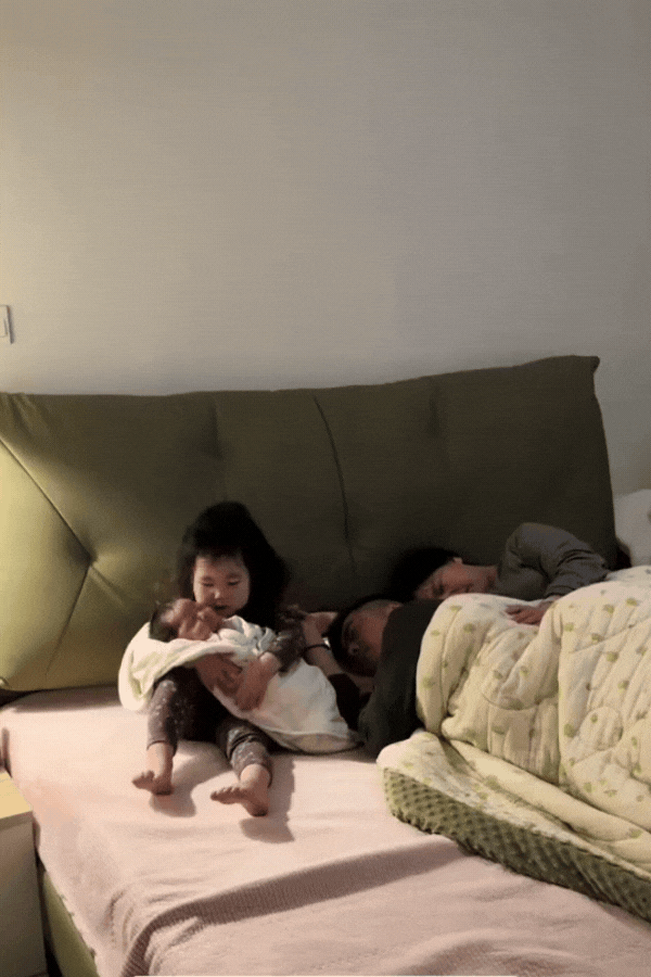 Làm chị thật khó nhưng mà... không vui, nhìn cô Làm chị thật khó nhưng mà... không vui, nhìn cô