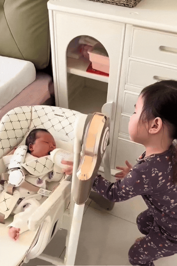 Làm chị thật khó nhưng mà... không vui, nhìn cô Làm chị thật khó nhưng mà... không vui, nhìn cô