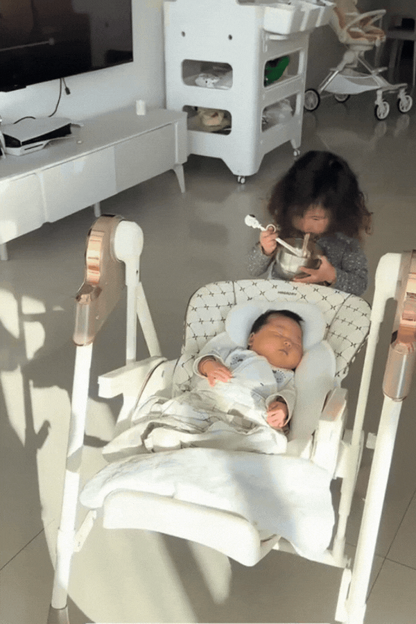 Làm chị thật khó nhưng mà... không vui, nhìn cô Làm chị thật khó nhưng mà... không vui, nhìn cô