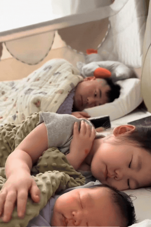 Làm chị thật khó nhưng mà... không vui, nhìn cô Làm chị thật khó nhưng mà... không vui, nhìn cô