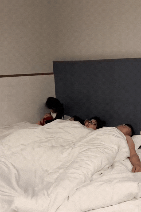 Làm chị thật khó nhưng mà... không vui, nhìn cô Làm chị thật khó nhưng mà... không vui, nhìn cô