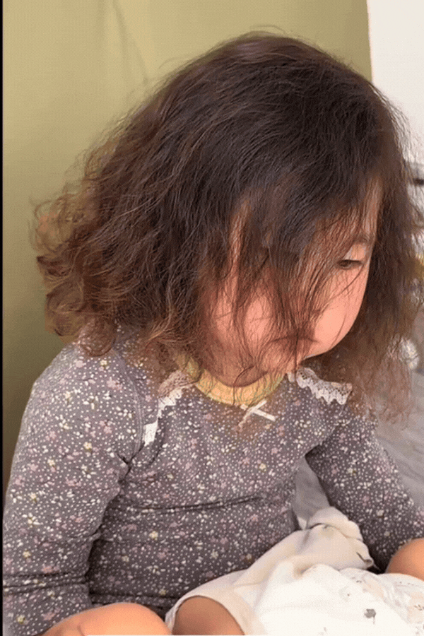 Làm chị thật khó nhưng mà... không vui, nhìn cô Làm chị thật khó nhưng mà... không vui, nhìn cô
