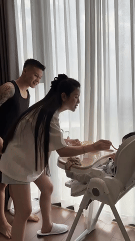 Lộ video Quang Hải k&iacute;n đ&aacute;o đưa con trai đi ti&ecirc;m, c&ugrave;ng Chu Thanh Huyền cho con ăn khiến hội bố bỉm sữa đồng cảm- Ảnh 2.