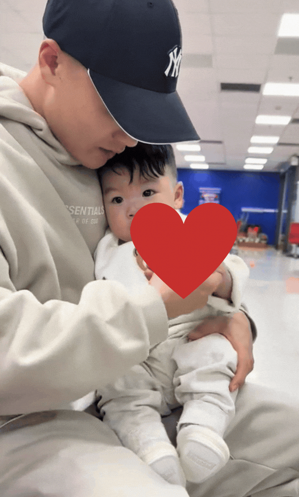 Lộ video Quang Hải k&iacute;n đ&aacute;o đưa con trai đi ti&ecirc;m, c&ugrave;ng Chu Thanh Huyền cho con ăn khiến hội bố bỉm sữa đồng cảm- Ảnh 1.