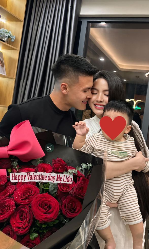 Lộ video Quang Hải k&iacute;n đ&aacute;o đưa con trai đi ti&ecirc;m, c&ugrave;ng Chu Thanh Huyền cho con ăn khiến hội bố bỉm sữa đồng cảm- Ảnh 3.