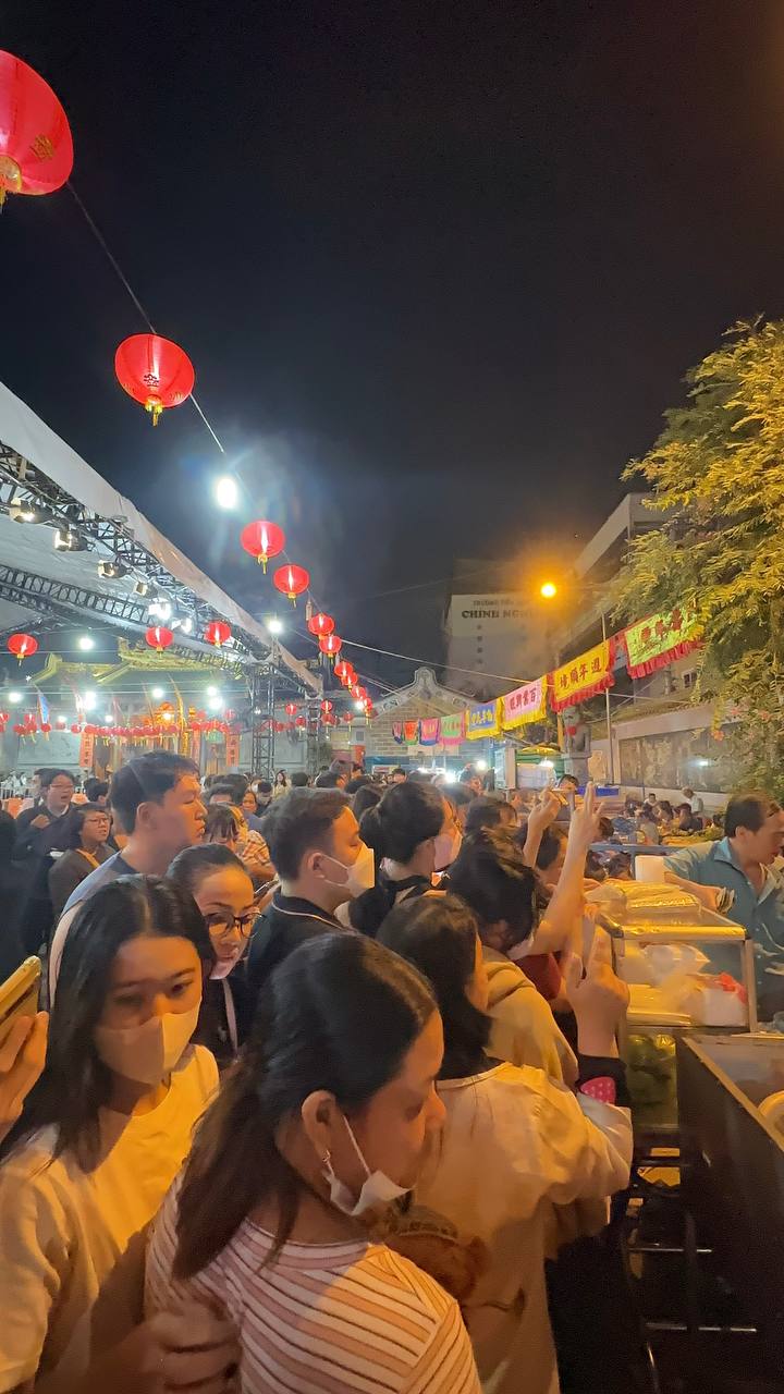 Ngay lúc này, hàng trăm người chen chúc ở 1 địa điểm tại Sài Gòn, tất cả là vì món ăn 1 năm chỉ bán 1 lần- Ảnh 5.