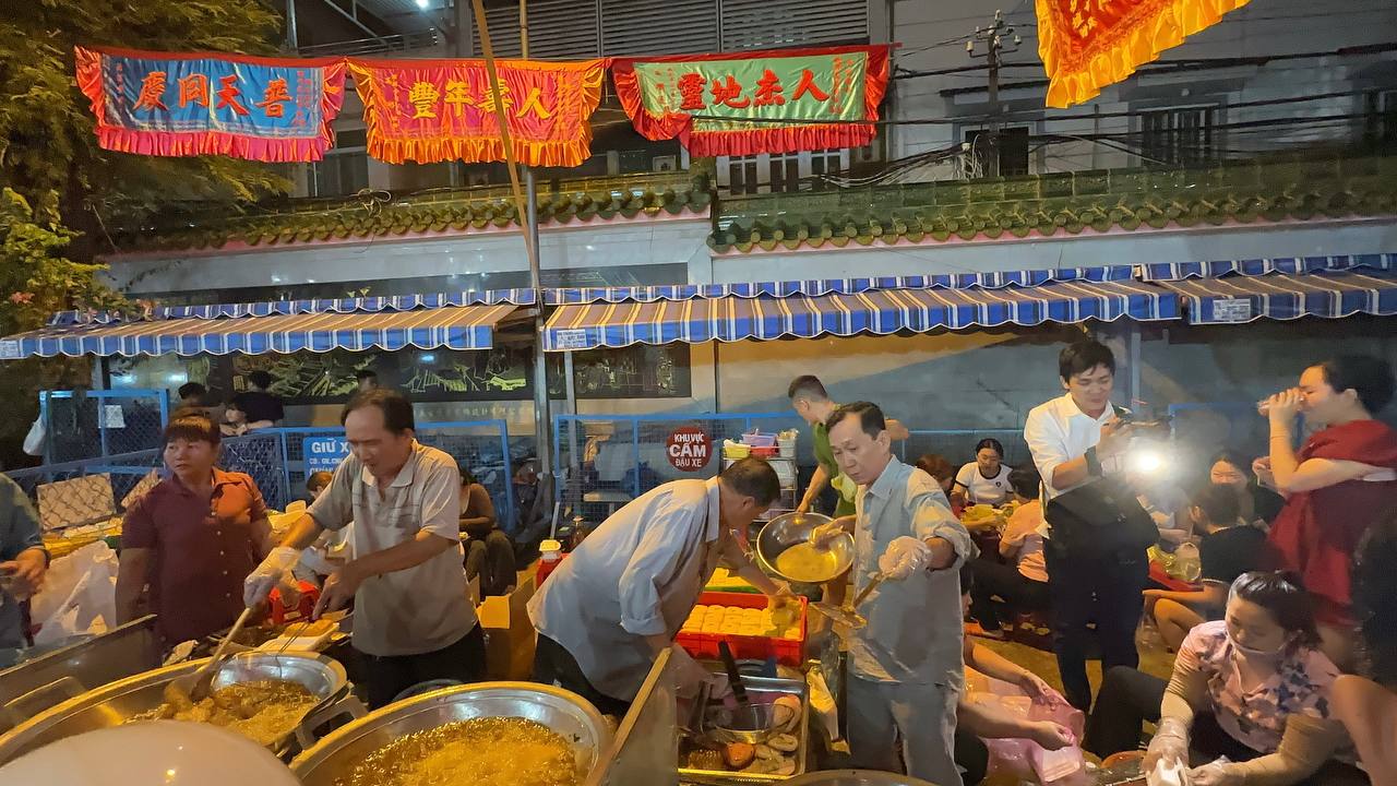 Ngay lúc này, hàng trăm người chen chúc ở 1 địa điểm tại Sài Gòn, tất cả là vì món ăn 1 năm chỉ bán 1 lần- Ảnh 6.