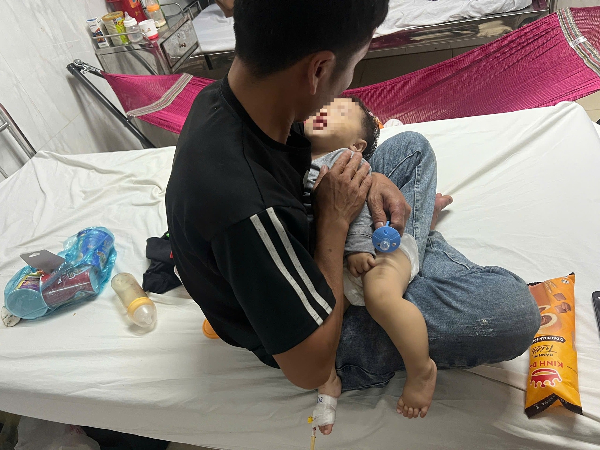 C&ocirc;ng an x&aacute;c minh th&ocirc;ng tin b&eacute; 9 th&aacute;ng tuổi bị bầm t&iacute;m 2 m&aacute;- Ảnh 1.