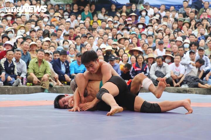 Về hội làng hạ cao thủ MMA, đô vật cầm xô, bao tải hứng 'mưa' tiền- Ảnh 7.