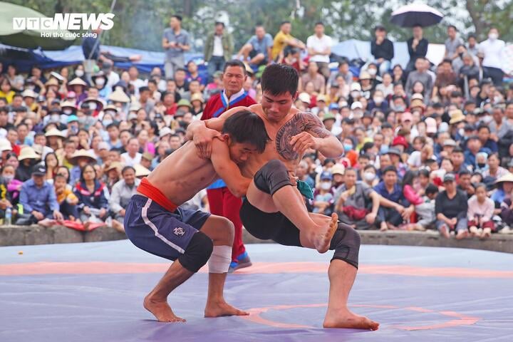 Về hội làng hạ cao thủ MMA, đô vật cầm xô, bao tải hứng 'mưa' tiền- Ảnh 6.