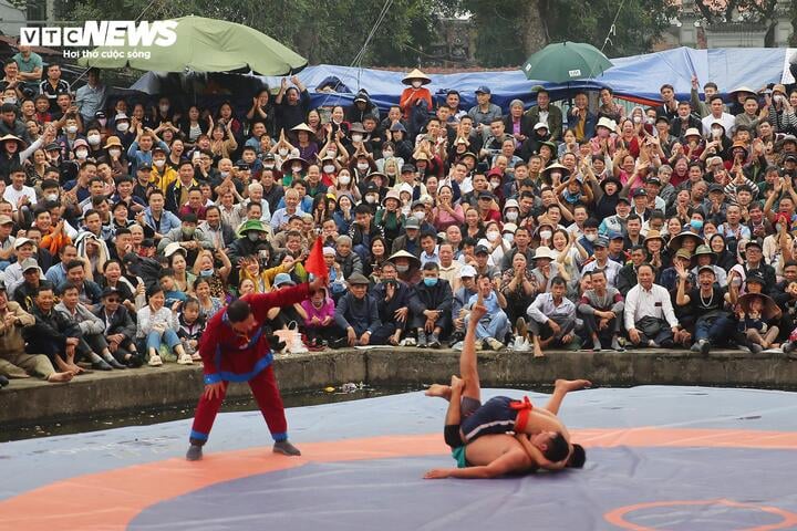 Về hội làng hạ cao thủ MMA, đô vật cầm xô, bao tải hứng 'mưa' tiền- Ảnh 2.