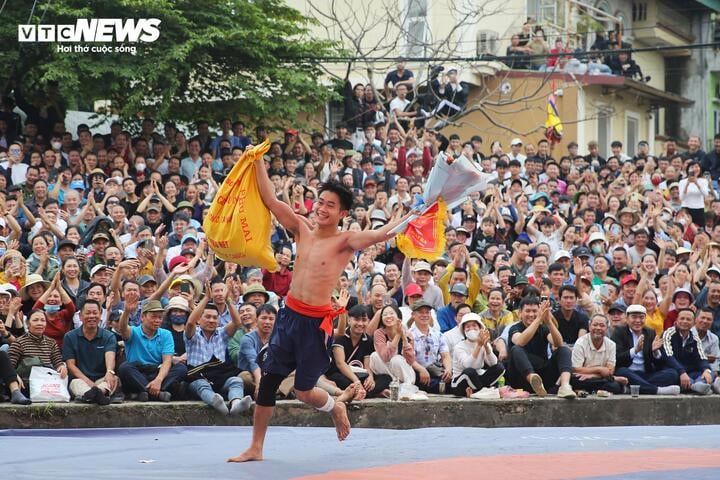 Về hội làng hạ cao thủ MMA, đô vật cầm xô, bao tải hứng 'mưa' tiền- Ảnh 13.