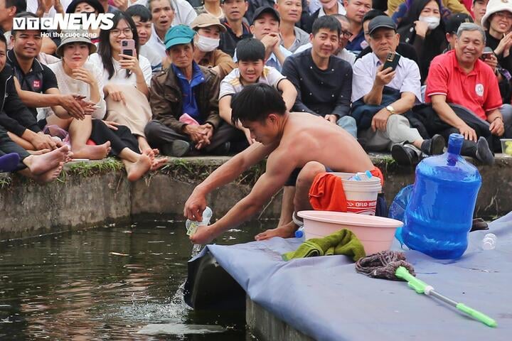 Về hội làng hạ cao thủ MMA, đô vật cầm xô, bao tải hứng 'mưa' tiền- Ảnh 10.