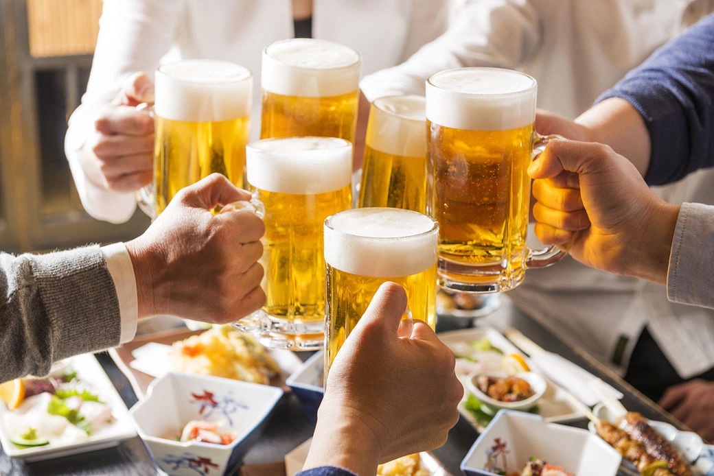 Trong buổi họp lớp, tôi là người duy nhất không nâng ly chúc mừng một người bạn giàu có, 2 tháng sau, anh ấy đến nhà để cảm ơn tôi!- Ảnh 5.