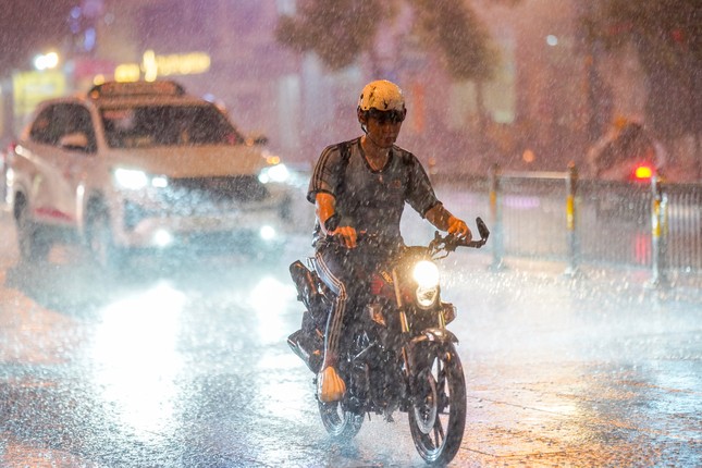 TPHCM tiếp tục mưa trái mùa, se lạnh trong tuần mới- Ảnh 1.