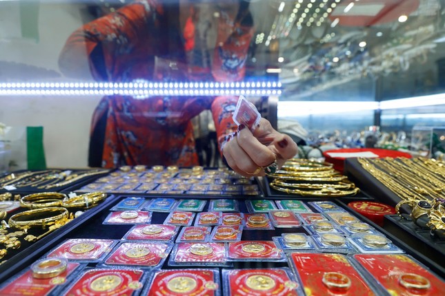 C&aacute;c cửa h&agrave;ng đang gom v&agrave;ng?- Ảnh 1.