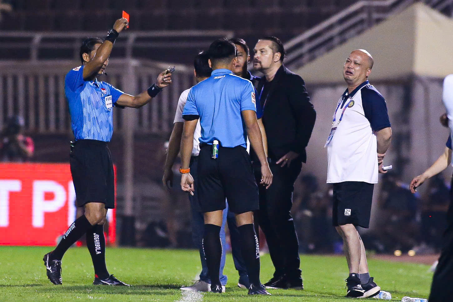 Trọng tài bị nghi kém chuyên môn hay các HLV nóng tính, ai mới là người làm xấu hình ảnh V.League?- Ảnh 5.