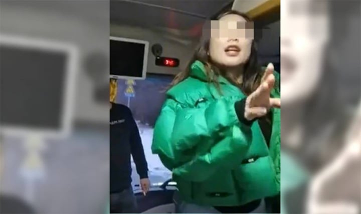Hướng dẫn viên dọa đuổi du khách ra giữa trời tuyết nếu không mua hàng- Ảnh 1. Hướng dẫn viên dọa đuổi du khách ra giữa trời tuyết nếu không mua hàng- Ảnh 1.