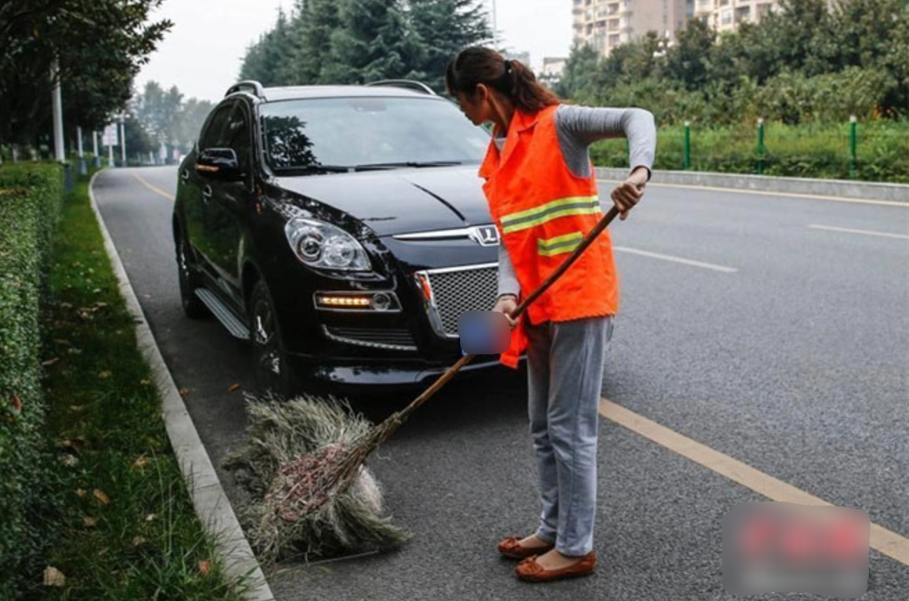 "Từ nhân viên văn phòng trong 4 năm giờ xuống làm công nhân quét rác": Cô gái 26 tuổi đã trải qua những chuyện gì?- Ảnh 2.